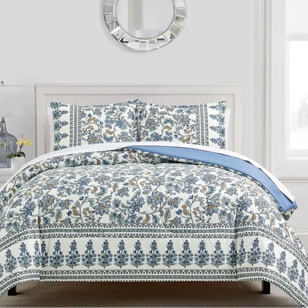 NWT Floral Blue and White Bedding Set